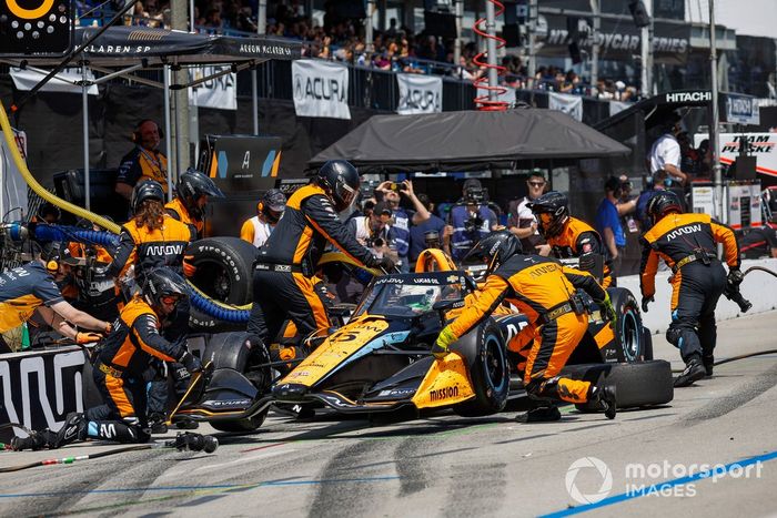 Patricio O'Ward, Arrow McLaren SP Chevrolet, pit stop