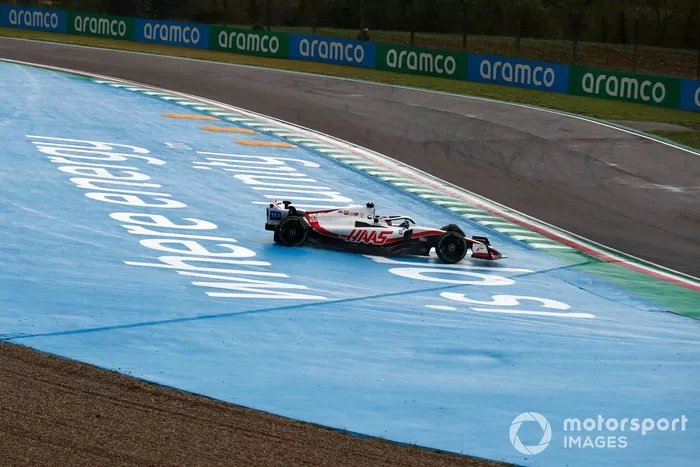 Kevin Magnussen, Haas VF-22, se reincorpora tras un trompo