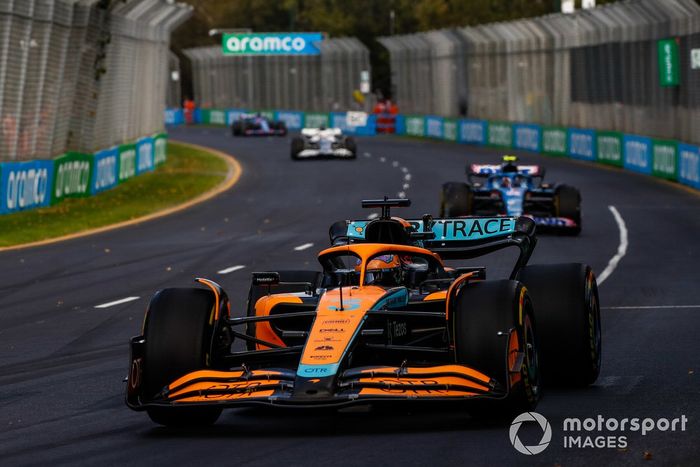 Daniel Ricciardo, McLaren MCL36, Esteban Ocon, Alpine A522