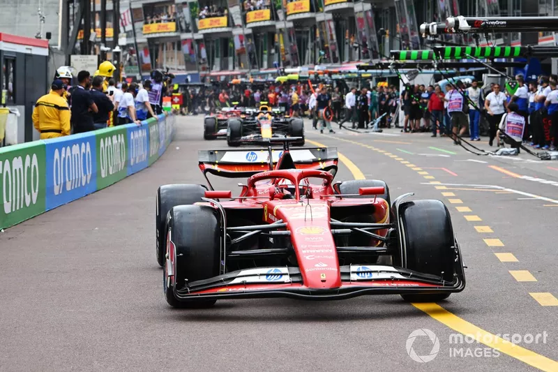 Charles Leclerc, Ferrari SF-24, Sergio Perez, Red Bull Racing RB20, dans la voie des stands