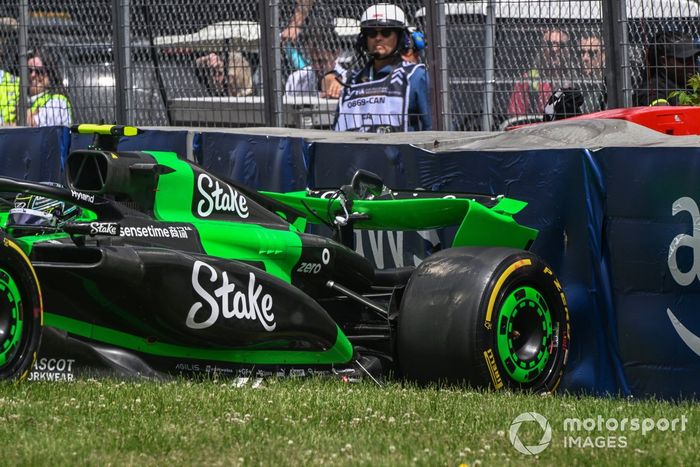 Zhou Guanyu, Stake F1 Team Kick Sauber C44, en la hierba tras caerse en la sesión