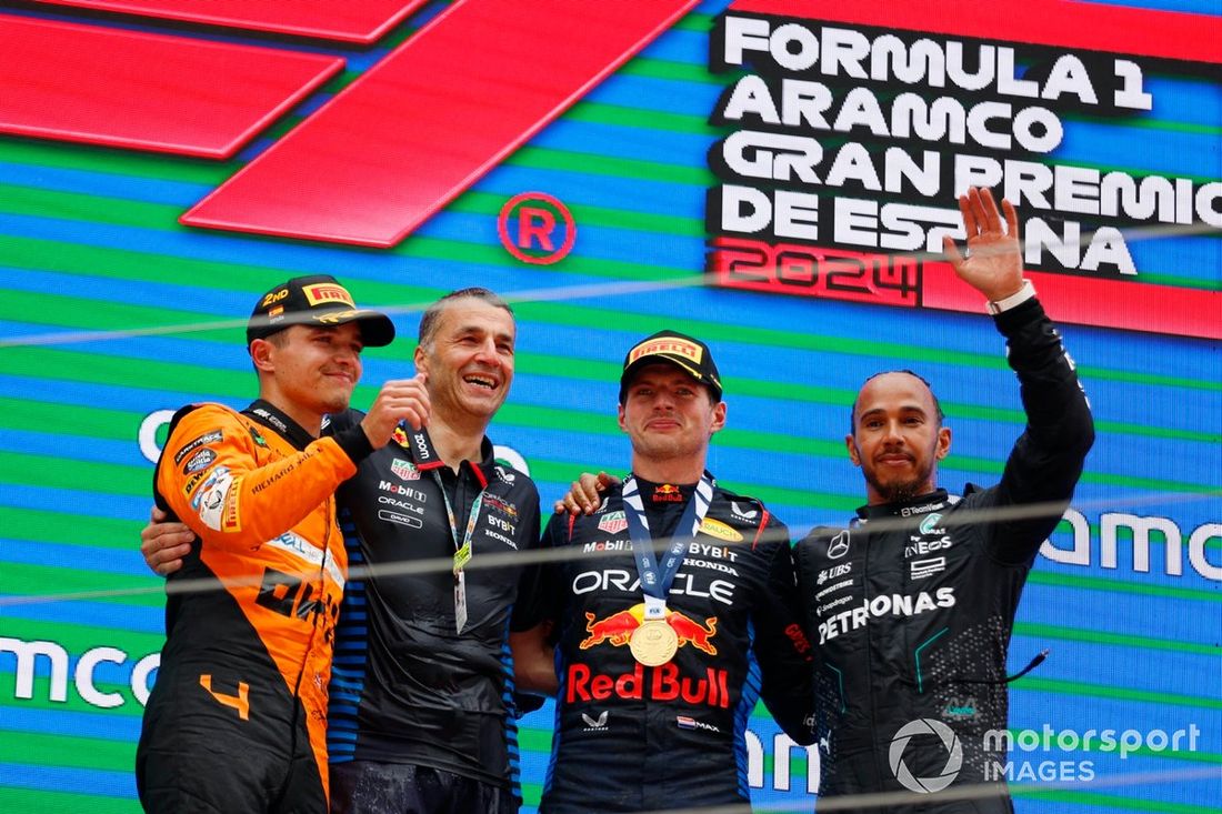 Lando Norris, McLaren F1 Team, 2. miejsce, delegat Red Bull Trophy, Max Verstappen, Red Bull Racing, 1. miejsce, Lewis Hamilton, Mercedes-AMG F1 Team, 3. miejsce, na podium
