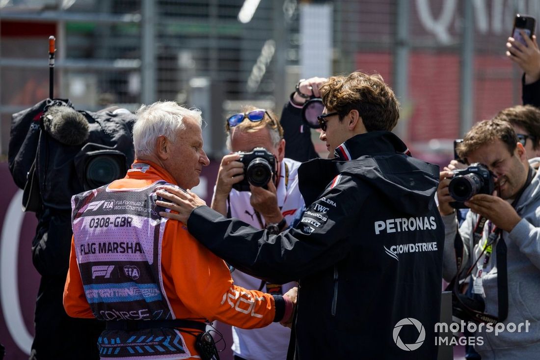 George Russell, del equipo Mercedes-AMG F1, saluda a un comisario
