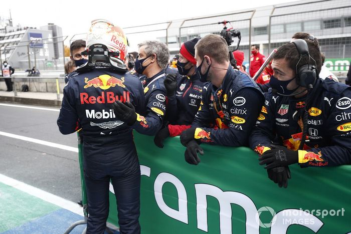 Max Verstappen, Red Bull Racing, 2ª posición, celebra con su equipo en Parc Ferme