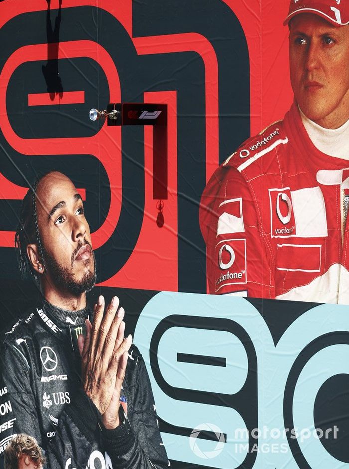 El trofeo y una pancarta en la parrilla