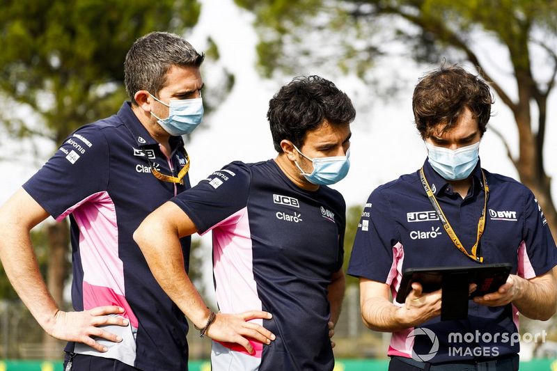 Sergio Pérez, Racing Point, recorre la pista con compañeros