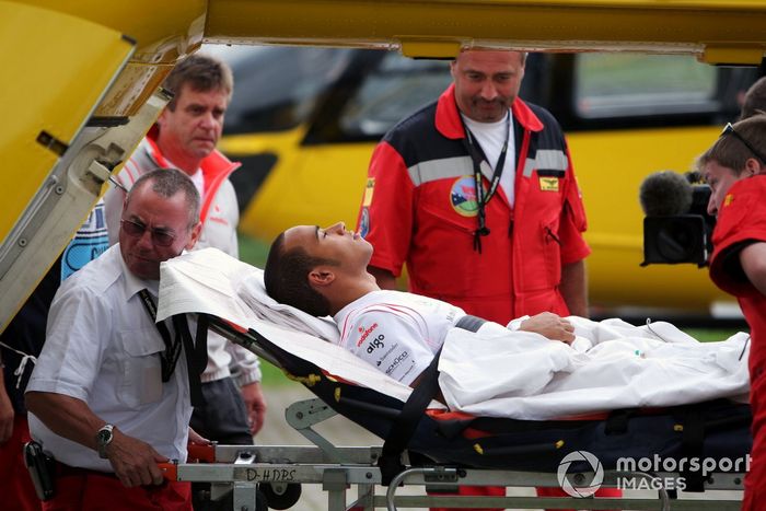 Lewis Hamilton,  McLaren, es llevado en helicóptero al hospital tras su fuerte accidente