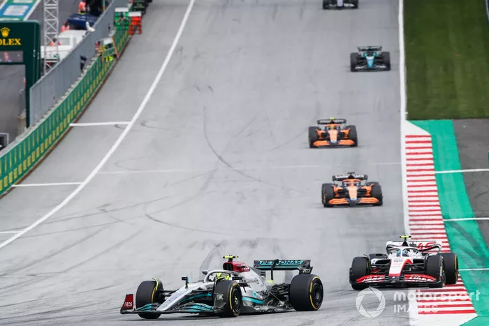 Lewis Hamilton, Mercedes W13, Mick Schumacher, Haas VF-22, Daniel Ricciardo, McLaren MCL36