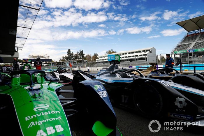 Los coches en el Parc Ferme al final de la clasificación
