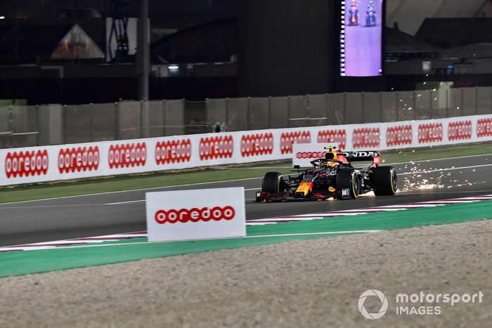 Chispas del coche de Sergio Perez, Red Bull Racing RB16B, por delante de Esteban Ocon, Alpine A521