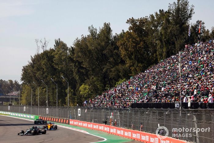 Lance Stroll, Aston Martin AMR21, Daniel Ricciardo, McLaren MCL35M, y Valtteri Bottas, Mercedes W12.