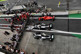 Lewis Hamilton, Mercedes AMG F1, Sebastian Vettel, Ferrari et Valtteri Bottas, Mercedes AMG F1 dans le Parc Fermé