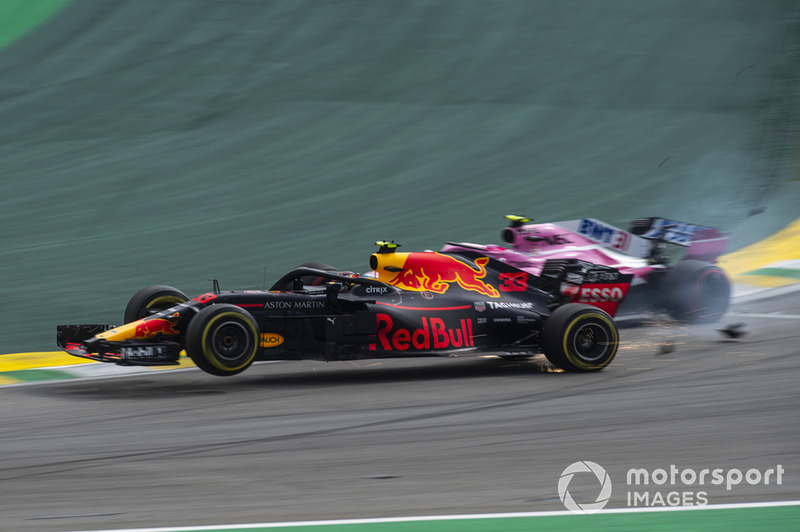 Max Verstappen, Red Bull Racing RB14 tertabrak Esteban Ocon, Racing Point Force India VJM11