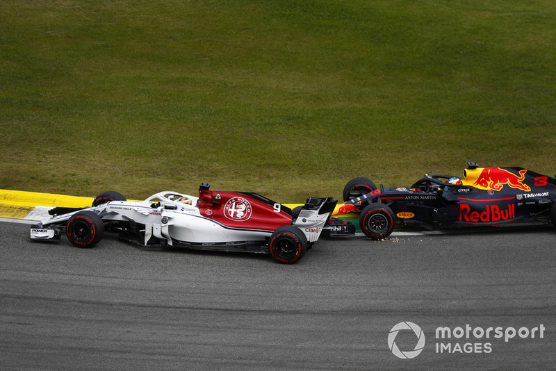 Daniel Ricciardo, Red Bull Racing RB14, touche Marcus Ericsson, Sauber C37.
