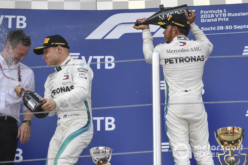Podio: James Allison, Director Técnico de Mercedes AMG F1, Valtteri Bottas, Mercedes AMG F1 y Lewis Hamilton, Mercedes AMG F1 celebran con el champáña