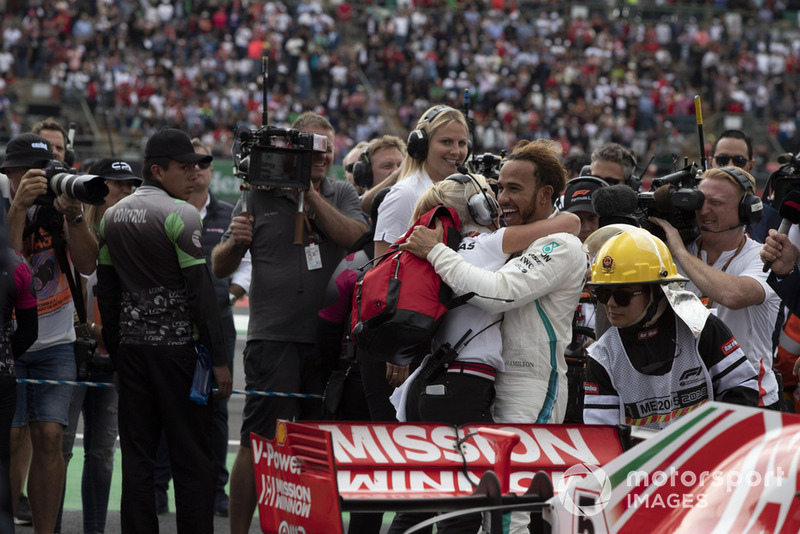 Lewis Hamilton, Mercedes AMG F1 e Angela Cullen, PA, fisioterapista e preparatrice, festeggia nel parco chiuso