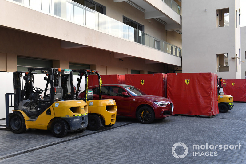 Un Alfa Romeo Stelvio et du frêt Ferrari