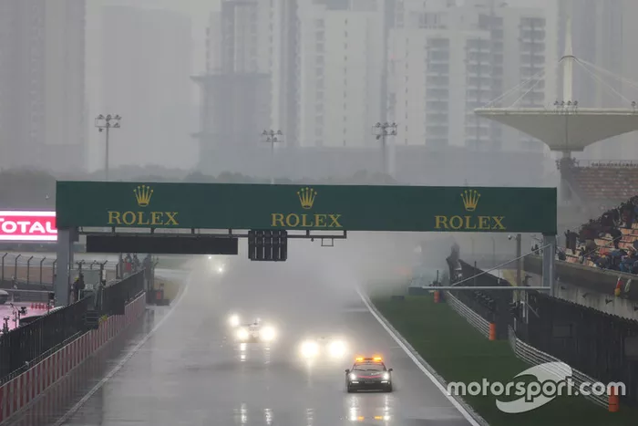 Inicia la carrera bajo safety car
