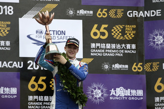 Podium : le troisième Sacha Fenestraz, Carlin
