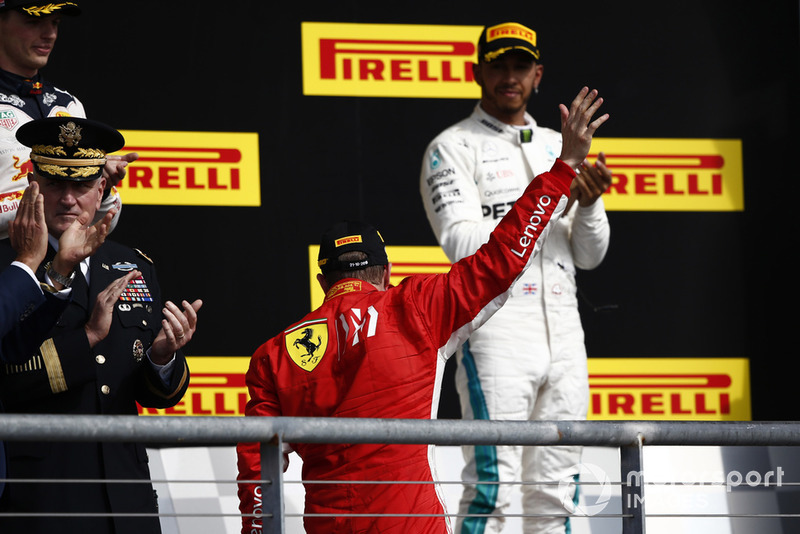 Pemenang balapan, Kimi Raikkonen, Ferrari, dan Lewis Hamilton, Mercedes AMG F1