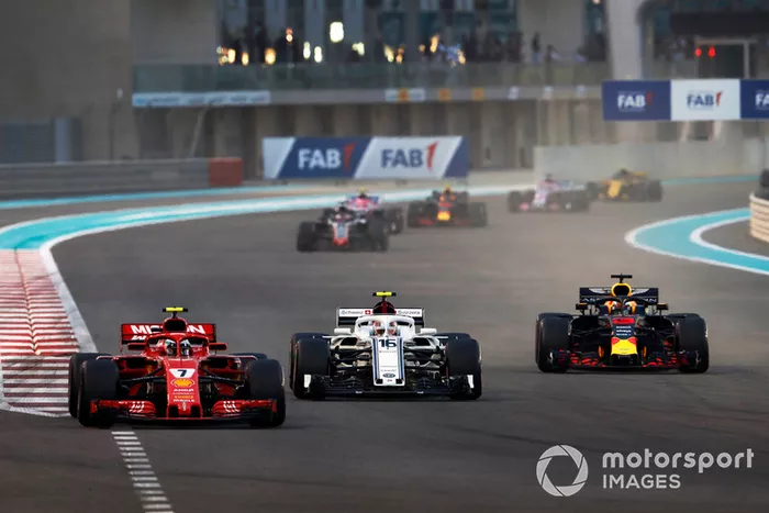 Kimi Raikkonen, Ferrari SF71H, Charles Leclerc, Sauber C37, Daniel Ricciardo, Red Bull Racing RB14, al inicio