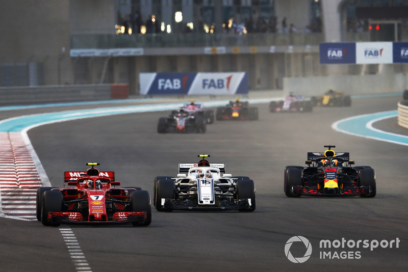 Kimi Raikkonen, Ferrari SF71H, Charles Leclerc, Sauber C37, e Daniel Ricciardo, Red Bull Racing RB14, lottano alla partenza della gara