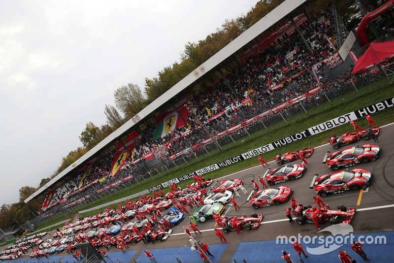 Автомобили Ferrari на стартовой решетке