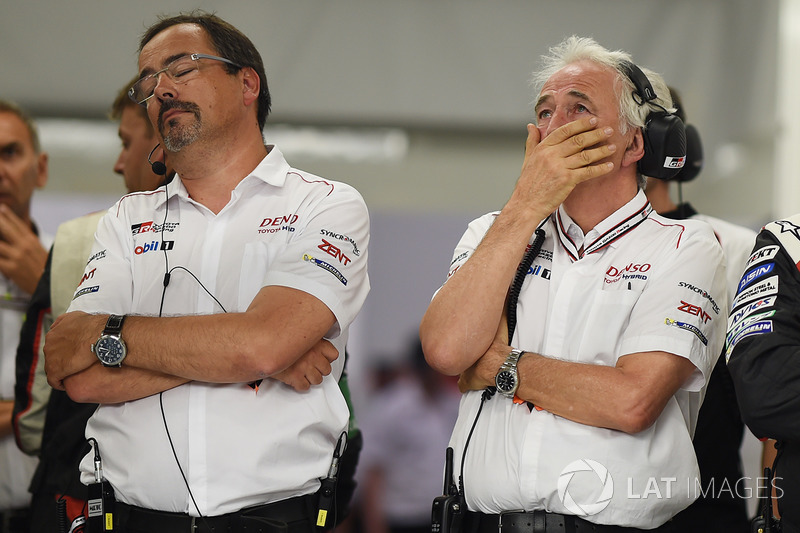 Rob Leupen, Team Manager, Toyota Gazoo Racing, reacción desués de que el #9 se retira con Hugues de Chaunac