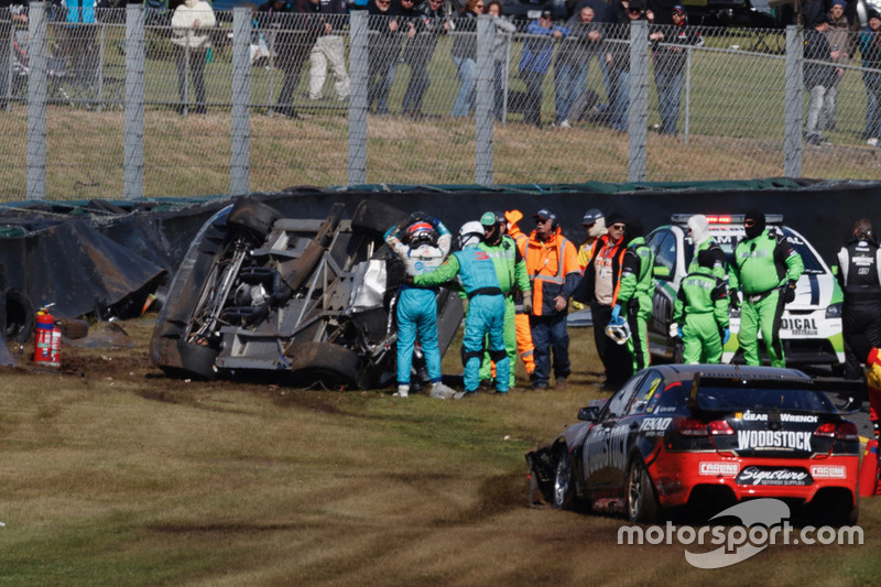 Crash: Todd Hazelwood, Brad Jones Racing Holden