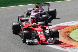 Sebastian Vettel, Ferrari SF70H, Esteban Ocon, Sahara Force India F1 VJM10