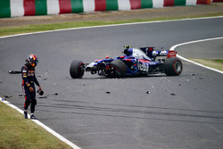 Carlos Sainz Jr., Scuderia Toro Rosso STR12 crashes