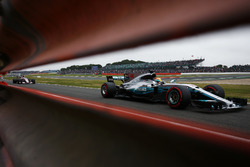 Льюис Хэмилтон, Mercedes AMG F1 W08, и Серхио Перес, Sahara Force India F1 VJM10