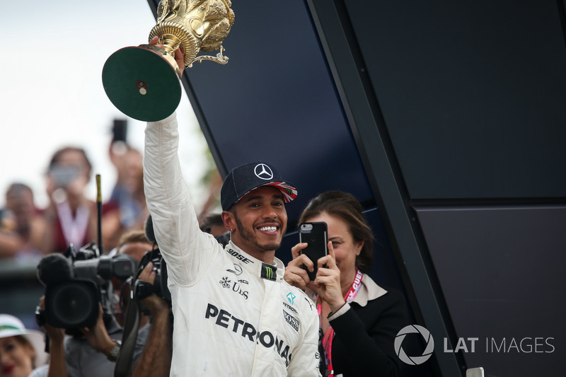Il vincitore della gara Lewis Hamilton, Mercedes AMG F1 festeggia sul podio con il trofeo
