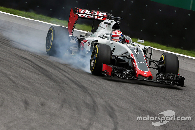 Romain Grosjean, Haas F1 Team VF-16 locks up under braking