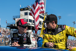 Kevin Harvick, Stewart-Haas Racing, Chevrolet; Carl Edwards, Joe Gibbs Racing, Toyota