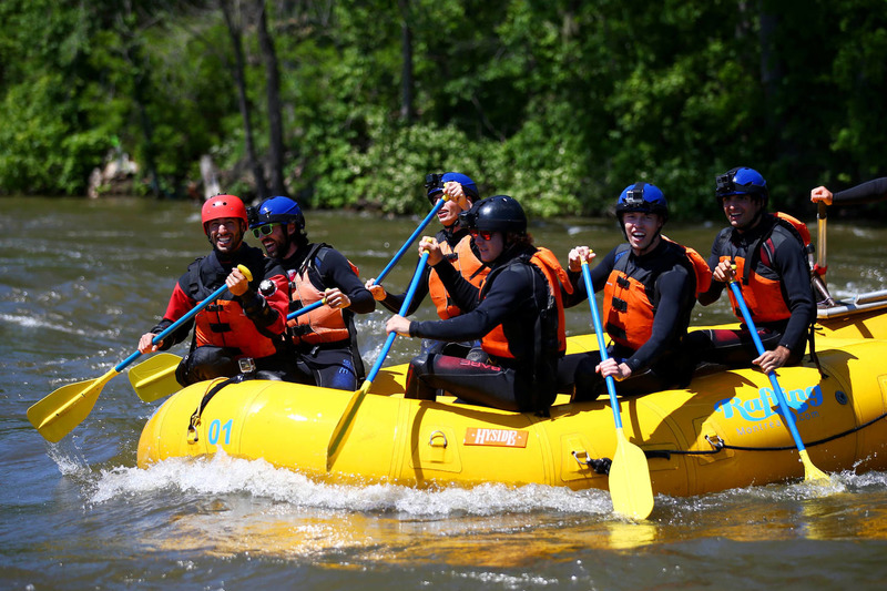 Pilotos de Red Bull hacen rafting en el río: Daniel Ricciardo, Max Verstappen, Daniil Kvyat y Carlos