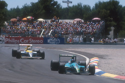 Ivan Capelli, Leyton House CG901 Juddneemt de leiding voor Riccardo Patrese, Williams FW13B Renault