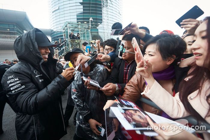 Lewis Hamilton, Mercedes AMG, firma autógrafos para los aficionados