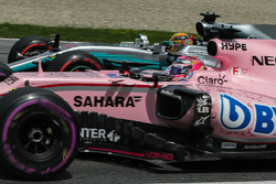 Льюис Хэмилтон, Mercedes AMG F1 W08, и Эстебан Окон, Sahara Force India VJM10