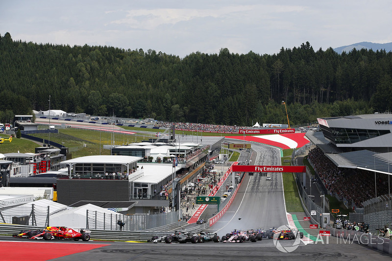 Accidente entre Daniil Kvyat, Scuderia Scuderia Toro Rosso STR12, Fernando Alonso, McLaren MCL32, Max Verstappen, Red Bull Racing RB13, en la arrancada
