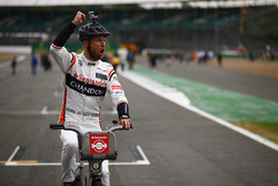 Jenson Button, McLaren, lors d'un événement à vélo
