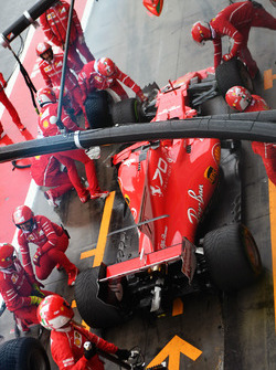 Kimi Raikkonen, Ferrari SF70H pit stop