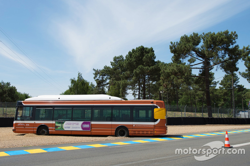 Ein öffentliher Bus im Kiesbett in der Mulsanne-Kurve