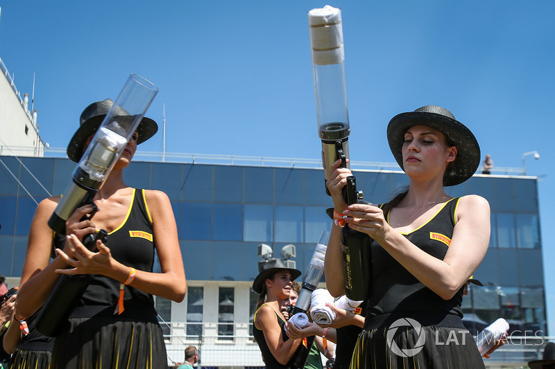 Chicas de la parrilla disparan camisetas a la multitud con un arma de t-shirt