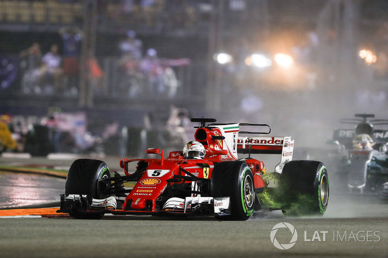 Sebastian Vettel, Ferrari SF70H, Lewis Hamilton, Mercedes AMG F1 W08