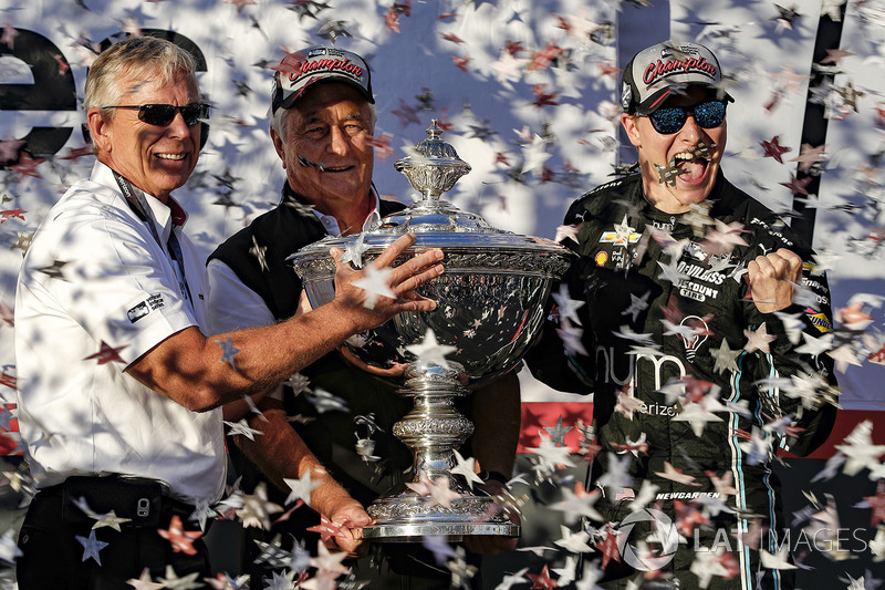 2017 champion Josef Newgarden, Team Penske Chevrolet with Roger Penske