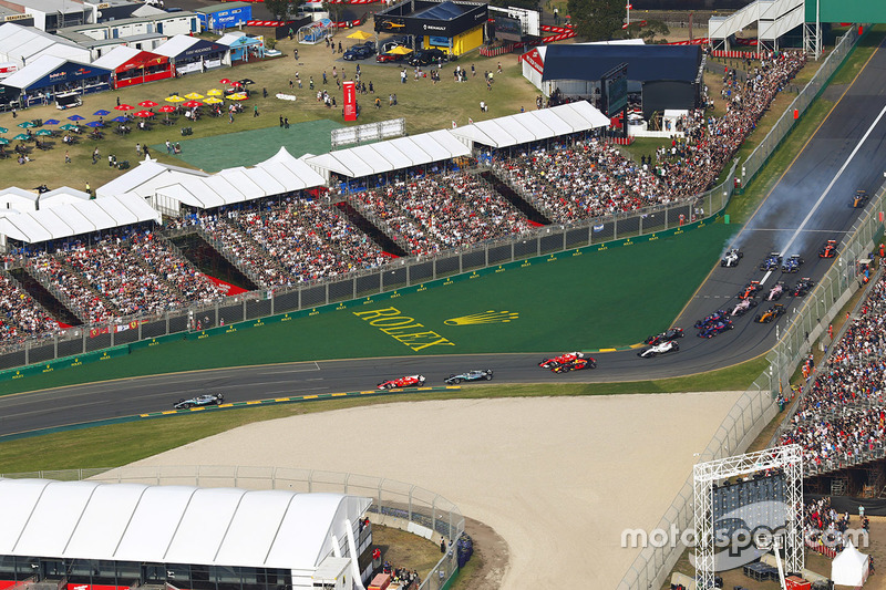 После старта, вид сверху: Льюис Хэмилтон, Mercedes AMG F1 W08, Себастьян Феттель, Ferrari SF70H, Валттери Боттас, Mercedes AMG F1 W08, и другие