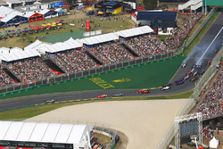 Lewis Hamilton, Mercedes AMG F1 W08, devant Sebastian Vettel, Ferrari SF70H, Valtteri Bottas, Mercedes AMG F1 W08, Kimi Raikkonen, Ferrari SF70H, Max Verstappen, Red Bull Racing RB13