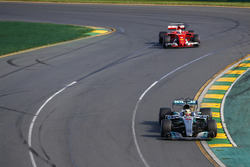 Lewis Hamilton, Mercedes AMG F1 W08; Sebastian Vettel, Ferrari SF70H