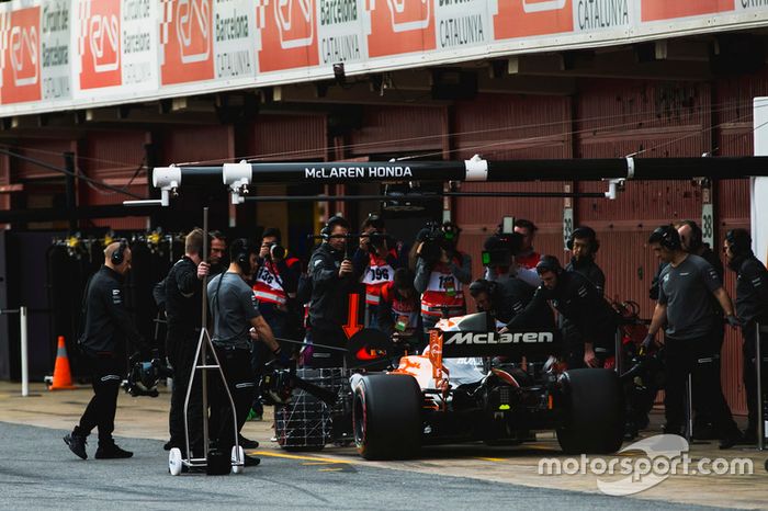 Stoffel Vandoorne, McLaren MCL32, en pit stop